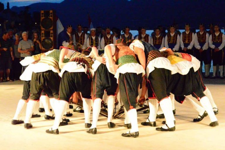 Kumpanija na otvaranju Festivala viteških igara u Korčuli