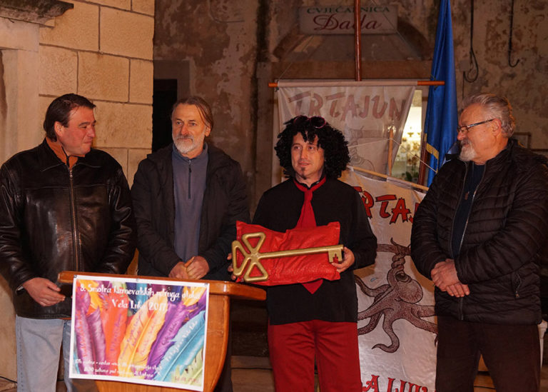 8. Smotra karnevalskih udruga otoka i primopredaja vlasti u Veloj Luci