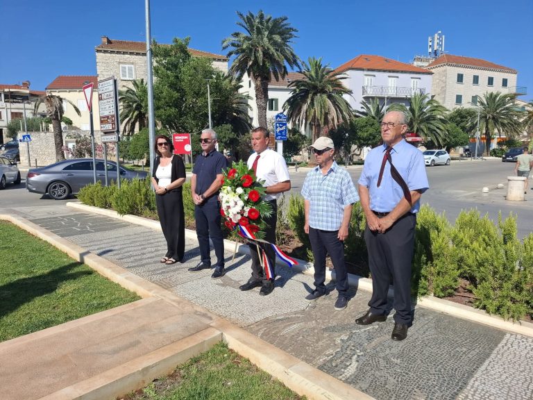 Svečanim polaganjem vijenaca obilježen Dan antifašističke borbe u Veloj Luci